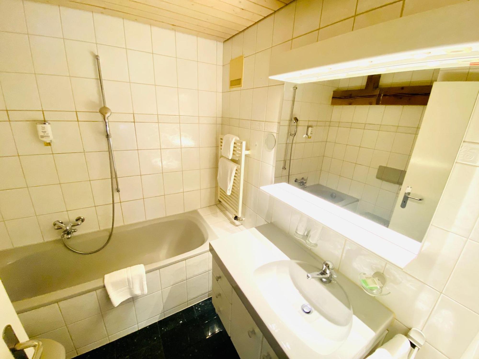 Gasthof Kreuz エーガーキンゲン 部屋 写真